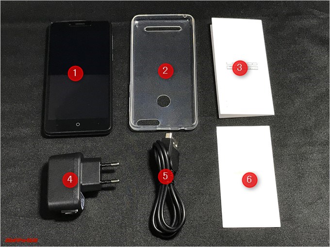 LEAGOO KIICAA POWERの同梱物は本体の他にケース取扱説明書、充電器、MicroUSDケーブル、保証書