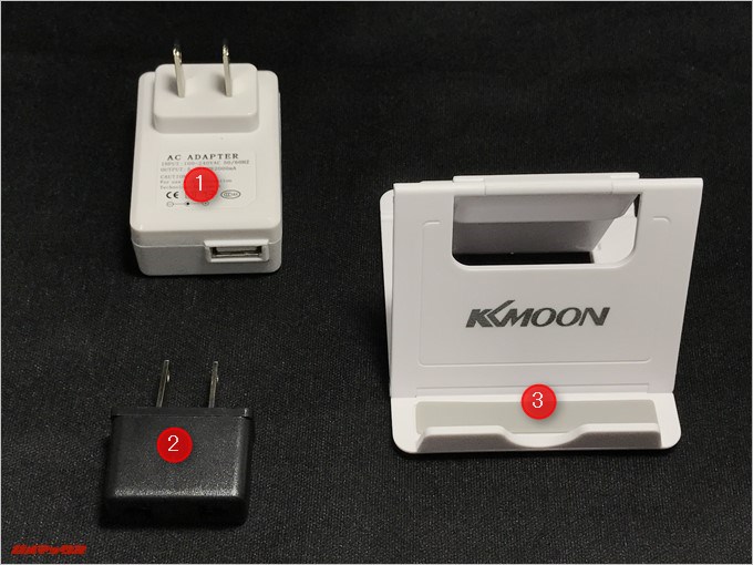 LEAGOO KIICAA POWERは販売店さんの御厚意で付属の充電器が利用できる日本プラグ変換アダプター、充電器、KKmoonの折り畳みスタンドが付属しています