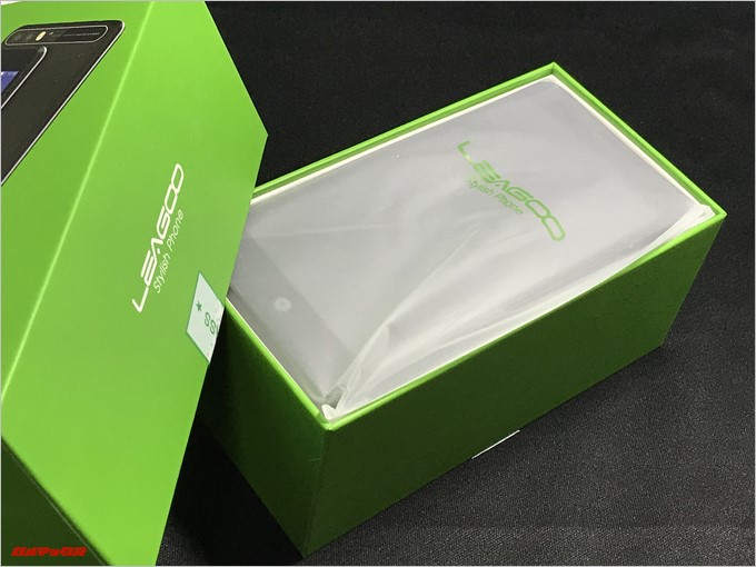 LEAGOO KIICAA POWERはiPhoneに似た構造のボックスでした