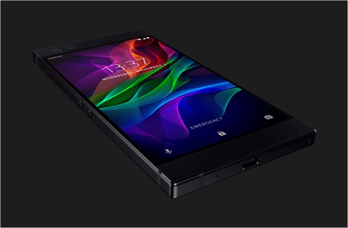 Razer Phoneの本体下部には裏表関係なく差し込めるUSB Type-Cが搭載されていました。