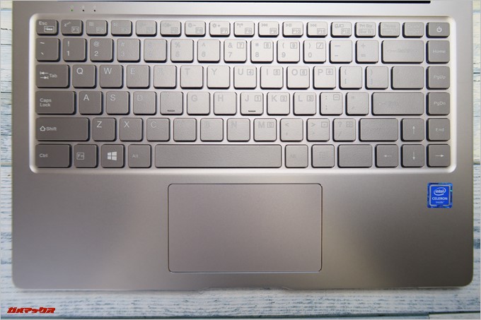 Chuwi LapBook AIRのキーボードはシルバーに白色の印字です。非常にクールな印象