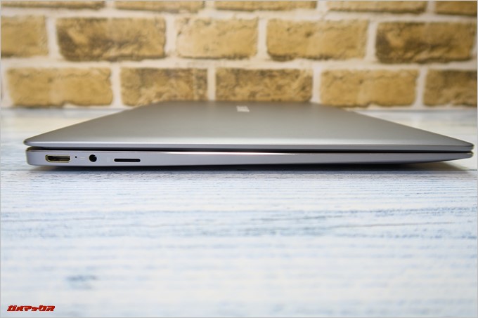 Chuwi LapBook AIRの画面左側にはMicroSDスロット、充電端子、外部映像出力が可能なMicroHDMIが付いてました