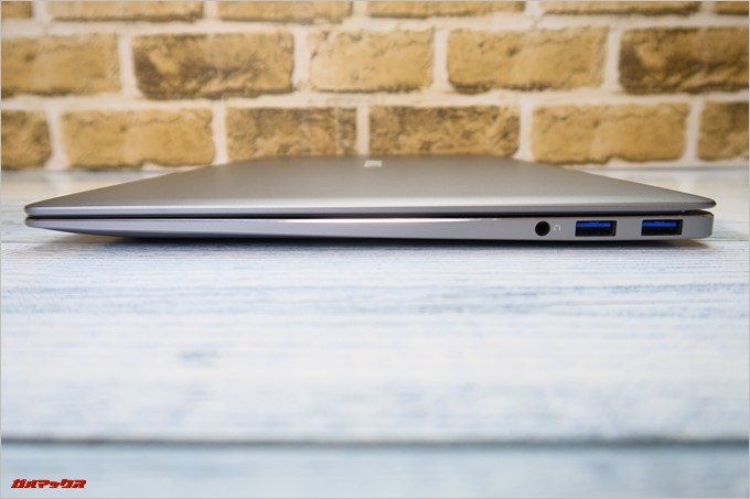 本体右側にはUSB3.0が2基、イヤホンが備わっています