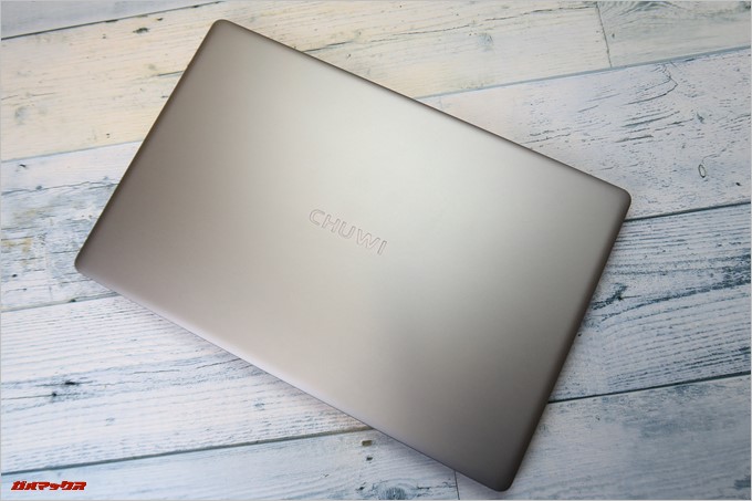 Chuwi LapBook AIRの天板にはCHUWIのロゴが刻み込まれています。