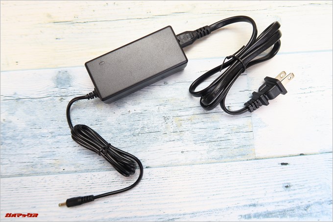 付属の充電器は日本仕様の充電器でした。