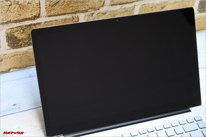 Chuwi LapBook AIRのディスプレイは流行りの全面ガラス張り