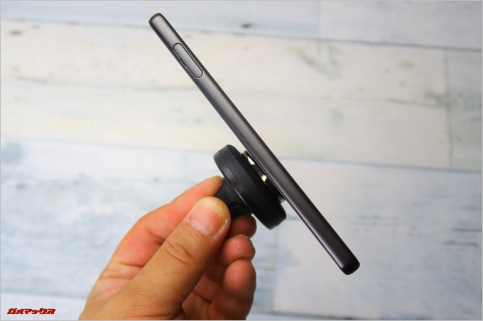 KYOKA製の落下防止リングはマグネット式のスマホホルダーにぺたっと張り付きます