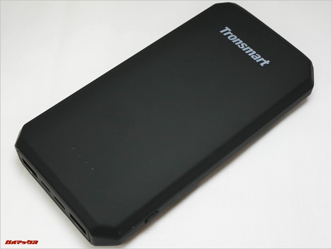 Tronsmart Edge 20000は大型ですが角を落として持ちやすい形状となっています。
