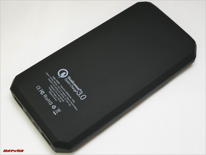 Tronsmart Edge 20000の裏側にはQC3のロゴも付いていました