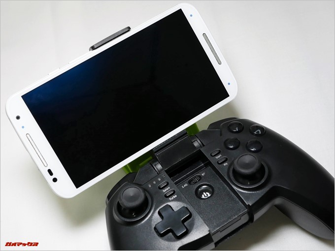 Tronsmart Mars G02の中央部分を開くとスマホスタンドに。これでスマートフォンをガッチリ固定することが可能です。