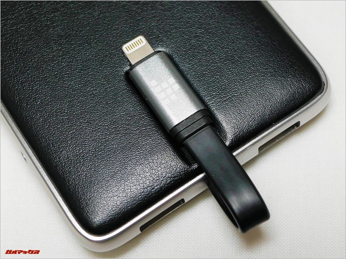 Tronsmart Prime 10000のライトニングケーブルは内蔵型でケーブル忘れがありません。