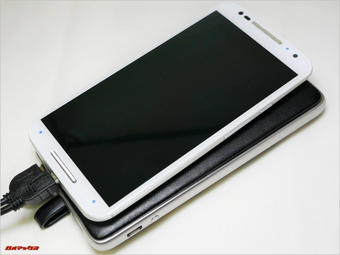 Tronsmart Prime 10000のレザー調パネルはモバイルバッテリーとスマホを重ねて利用する時もキズが付きにくい利点があります。