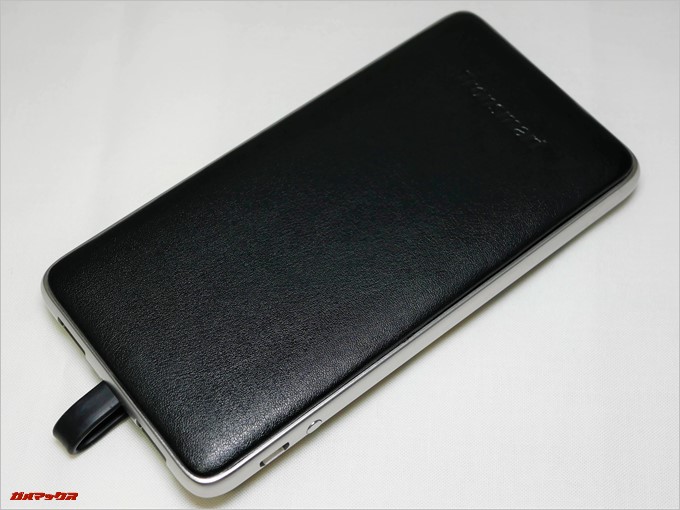 Tronsmart Prime 10000の外観は金属素材にレザー調のデザインで落ち着いた印象です。