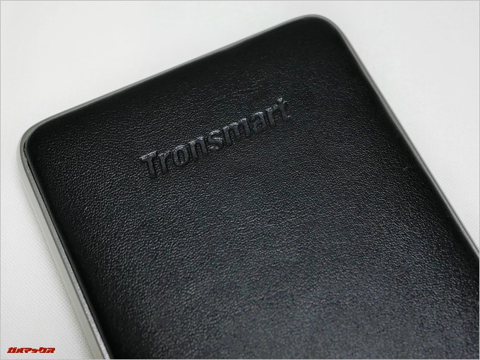 Tronsmart Prime 10000の本体背面はロゴが型押しで入っており落ち着いたデザインで凄くカッコイイです。