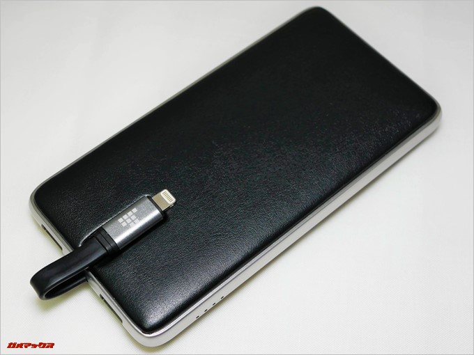 Tronsmart Prime 10000にはライトニングケーブルが内蔵されており裏側に折りたたまれた状態でくっついているので持ち運びも楽です。