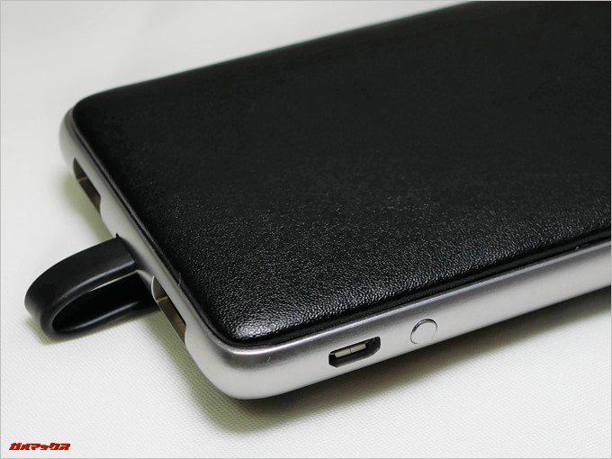 Tronsmart Prime 10000の側面には電源ボタンやインジケーターが埋め込まれています。