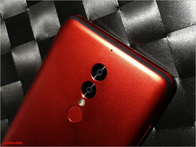 UMIDIGI S2の背面上下にはアンテナラインが入っていますがそれほど気になるほど大きなラインではありません。