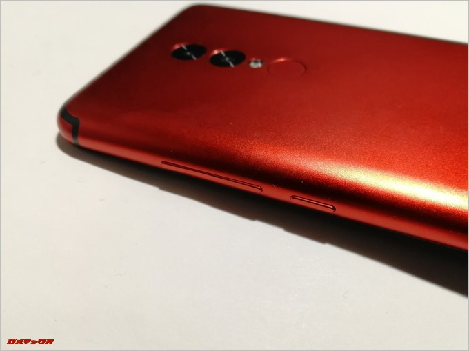 UMIDIGI S2画面右側面には電源ボタンとボリュームキーが備わっています。