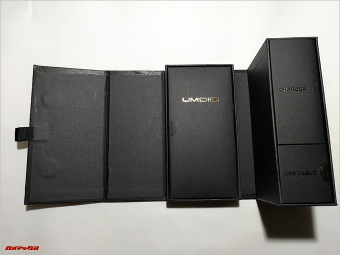 UMIDIGI S2の箱は展開できるタイプで非常に高品質な外箱です