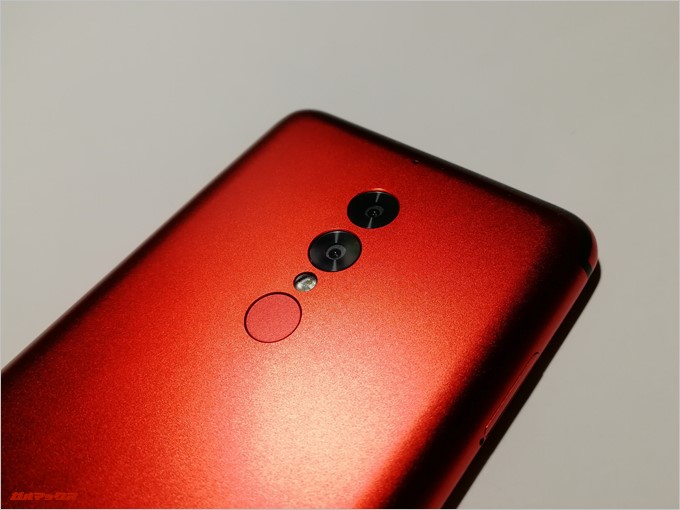 UMIDIGI S2は1200万画素と500万画素のカメラが備わっています