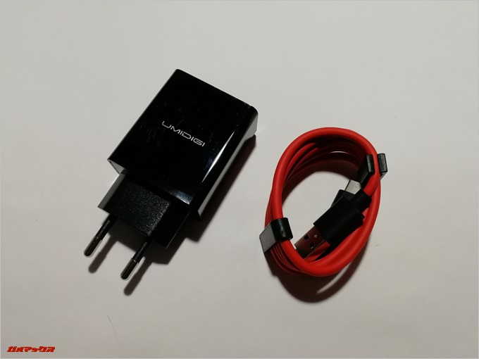 UMIDIGI S2で付属の充電器は日本で利用できない形状となっていました
