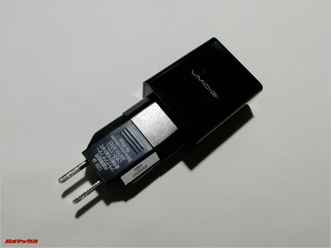 UMIDIGI S2は日本で利用できるあ充電器のアダプターが付属しています