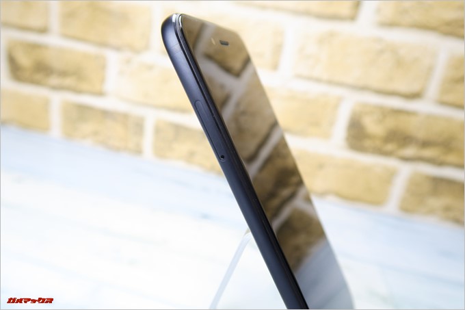 Xiaomi Mi A1の画面左側にNanoSIMが二枚挿さるSIMスロットが搭載されています