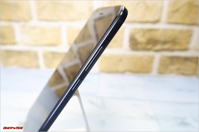 Xiaomi Mi A1の右側面にはボリュームキーと電源ボタン。配置は一般的でした