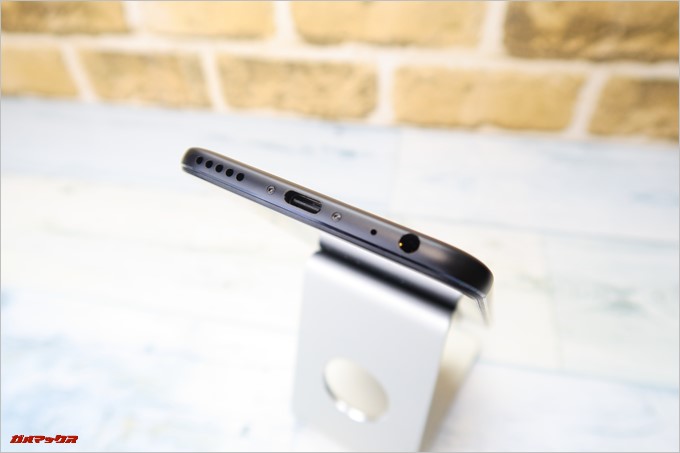 Xiaomi Mi A1は本体下部に端子類が集約されています。