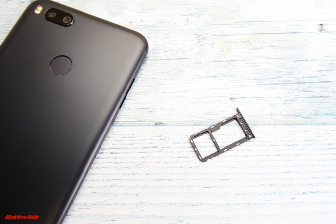 Xiaomi Mi A1のSIMスロットは2枚のNanoSIMが挿入可能でスロット2はMicroSDと排他的利用となっています。