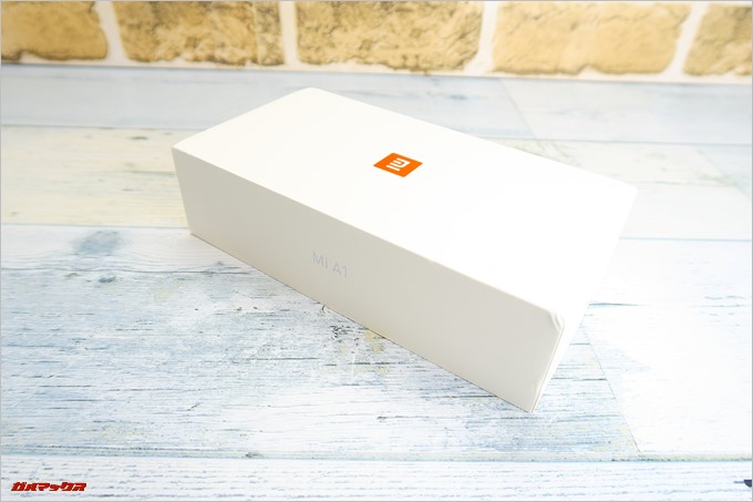 Xiaomi Mi A1の内箱は白ベースの清潔感あふれる仕様でした。