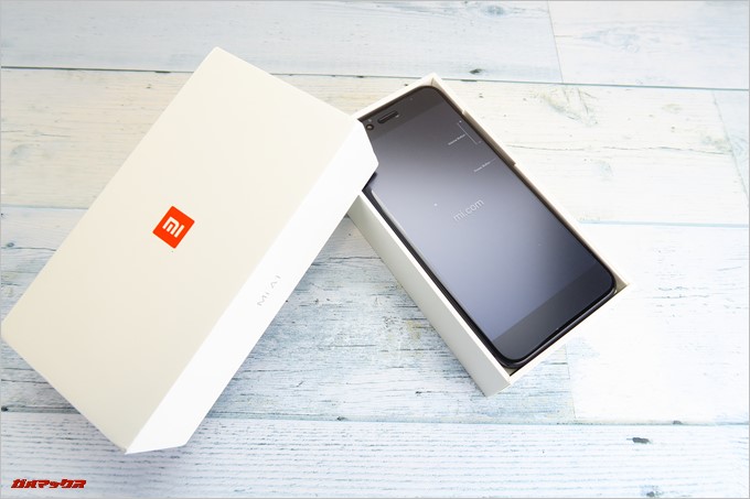 Xiaomi Mi A1の蓋をあけるとイキナリ端末が出てくるので落下に注意