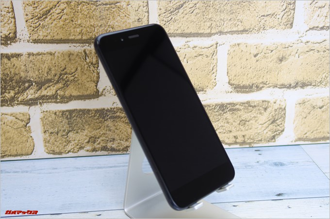 Xiaomi Mi A1は前面にボタンが無いタイプでスッキリとした印象です