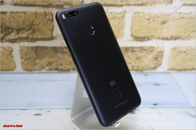 Xiaomi Mi A1の本体背面はサラリとした肌触りでした。指紋はやや付きやすい印象です