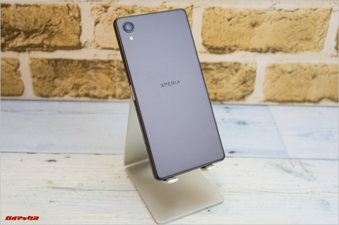 Xperia X Dual（F5122）の背面は余計なロゴは無く、Xperiaのロゴが中央に刻み込まれているシンプルな背面でした