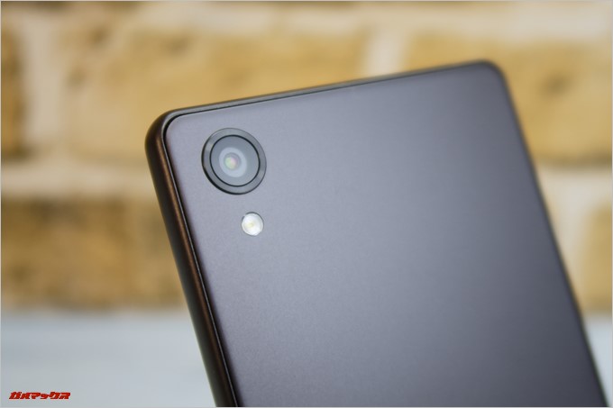 Xperia X Dual（F5122）のカメラはほぼフラットな状態です。