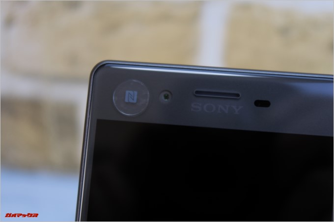 NFCのチップが画面側の上部左側ベゼル内に埋め込まれているようです