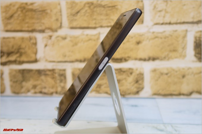 Xperia X Dual（F5122）は画面右側面の下部側にボタンが備わっています