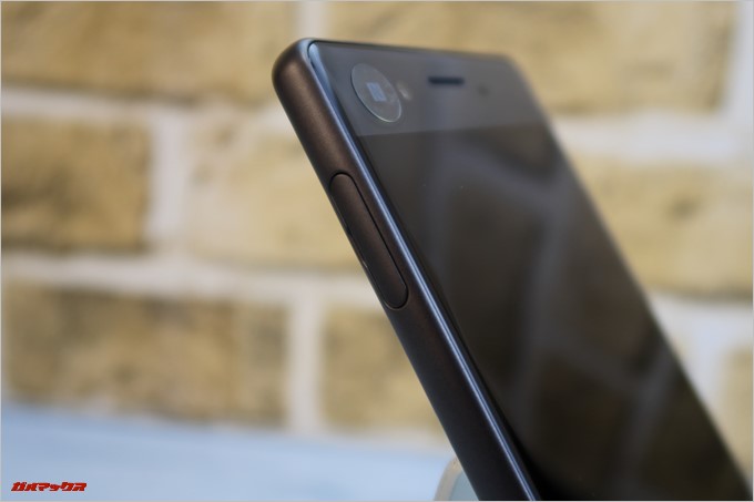 SIMスロットはピン無しで開ける事が可能です