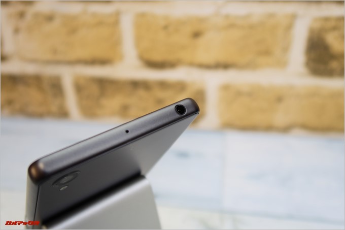 本体上部にイヤホンジャックが備わっています