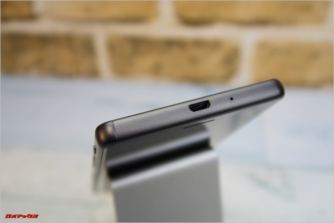 本体下部には充電端子が備わっています。