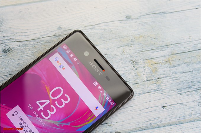 Xperia X Dual（F5122）はイルミネーションランプがフロントスピーカー内部に埋め込まれています