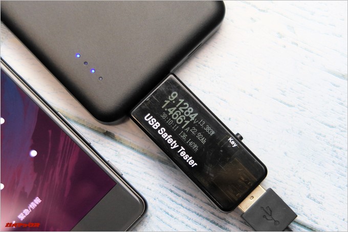 Xperia X Dual（F5122）はクイックチャージに対応しているのでQC対応製品からの充電では非常に高速にバッテリーを充電できます