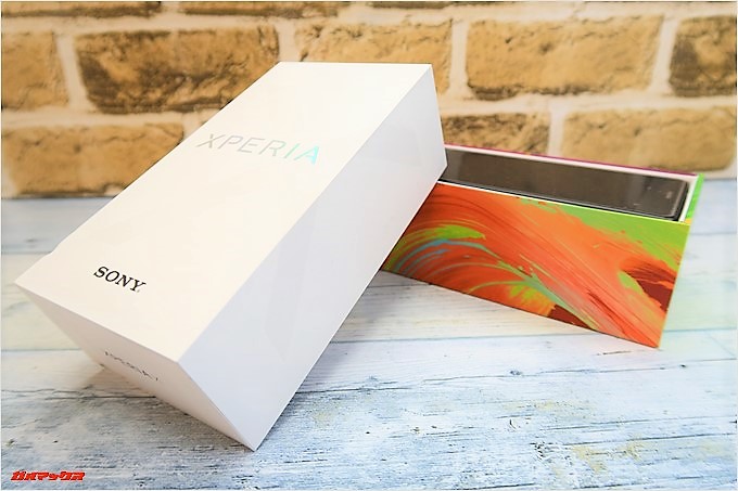 Xperia X Dual（F5122）の外箱は美しい模様が入っています