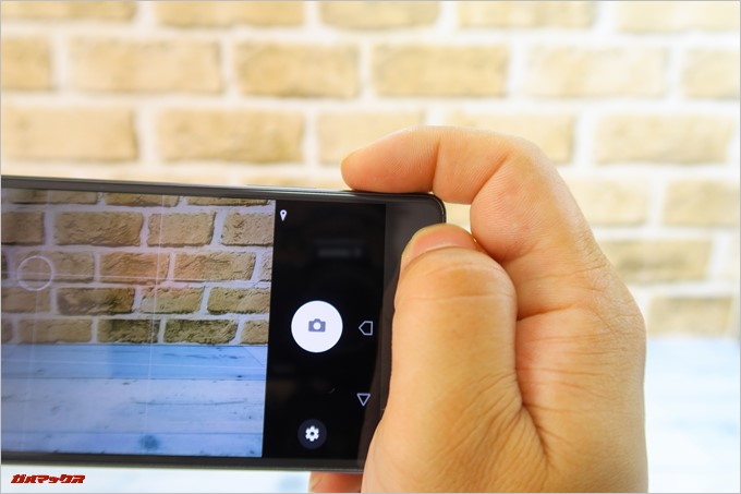 Xperia X Dual（F5122）は下部ベゼルにナビゲーションボタンが埋め込まれていないのでガッチリホールドして撮影できます