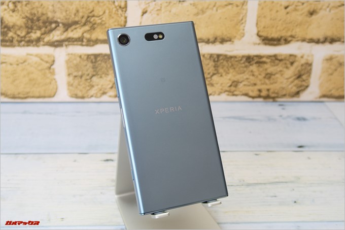 Xperia XZ1 Compact（G8441）の背面にはXPERIAのロゴがエッチングされているシンプルな背面です
