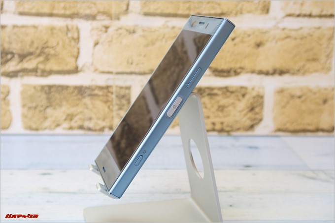 Xperia XZ1 Compact（G8441）は本体の右側にボタン類が集約されています。