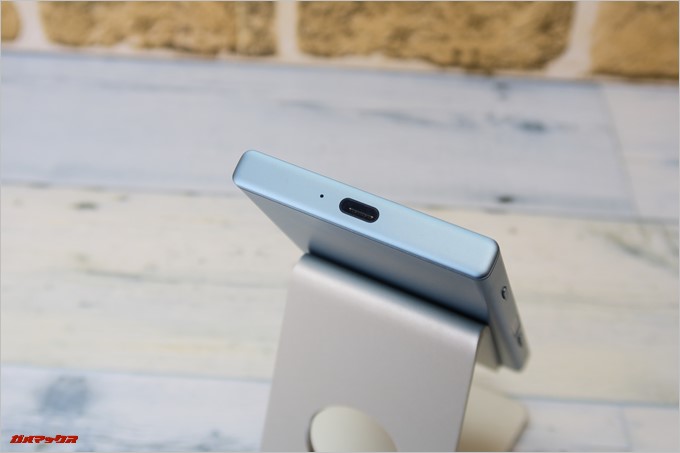 Xperia XZ1 Compact（G8441）の下部には裏表関係なしに差し込めるUSB-C端子が備わっています