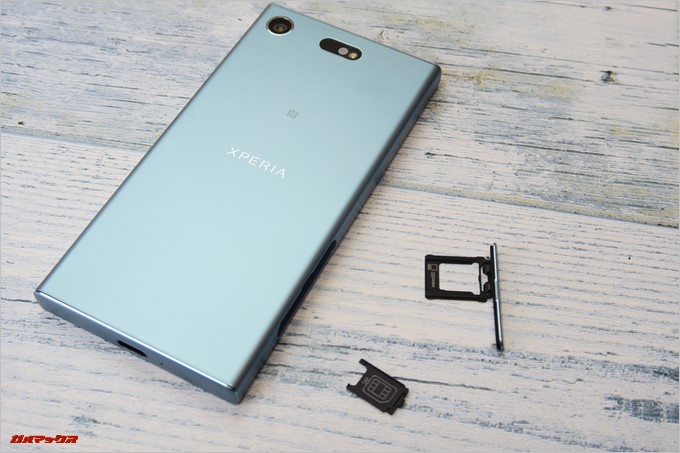 Xperia XZ1 Compact（G8441）のSIMスロットはキャップを開けて更にトレーを引き出すことでアクセス可能です。