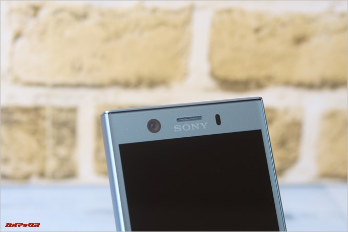 Xperia XZ1 Compact（G8441）のディスプレイ上部には大型のインカメラが備わっています